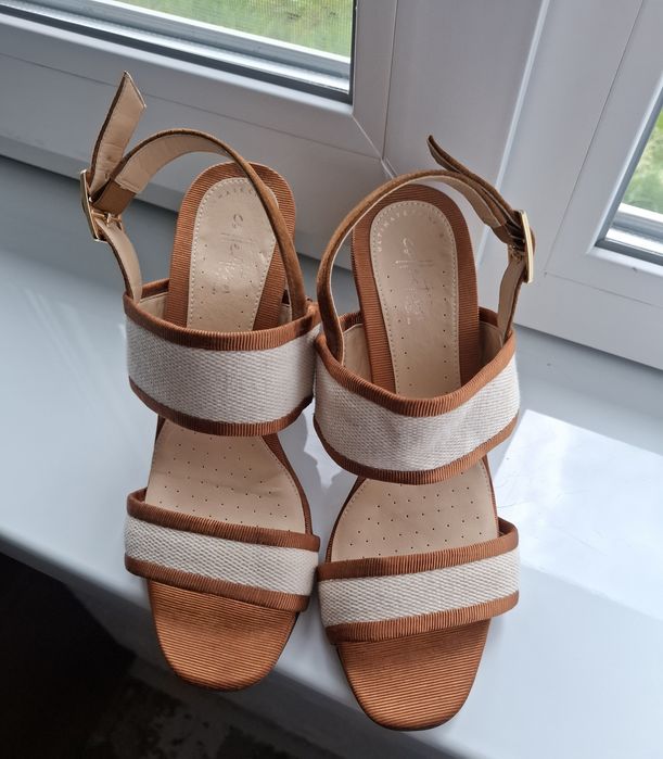 Продам жіночі босоніжки Clarks