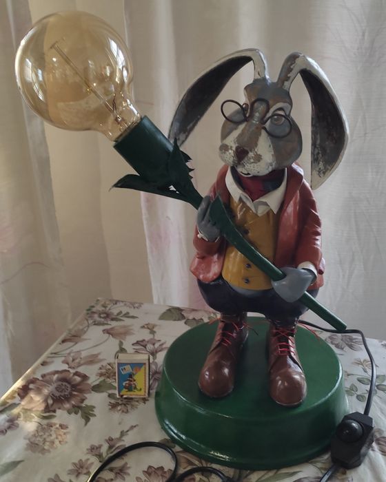 Настольная лампа.