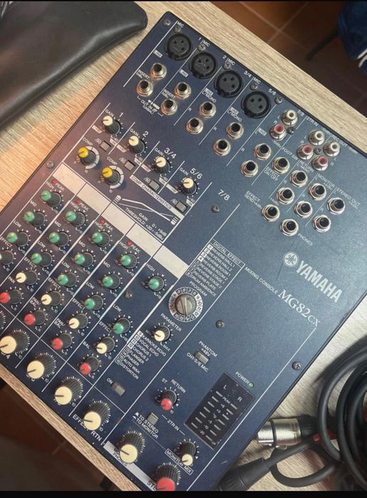 Mesa de Mistura Yamaha – 4 Entradas XLR + 2 Microfones