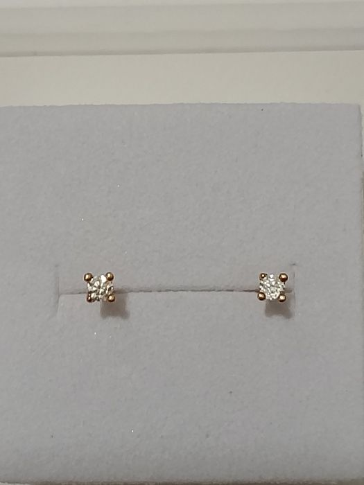 Золотые серьги- гвоздики 585 пробы.