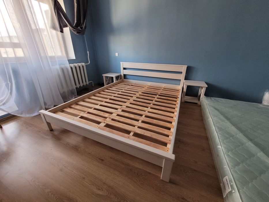 Ліжко двоспальне .матеріал дерево. Ліжко біле