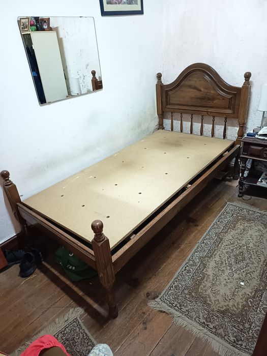 Cama de solteiro com um 197 cm de comprimento e 101cm de largura