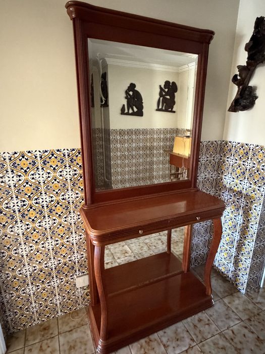 Móvel de entrada em madeira com espelho grande
