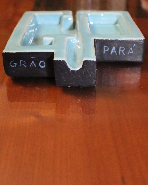 Cinzeiro de cerâmica turquesa vintage, Grão Pará, assinado.