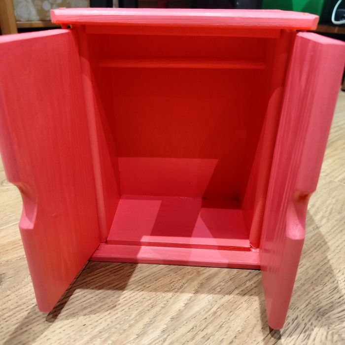 Drewniana szafa dla lalek