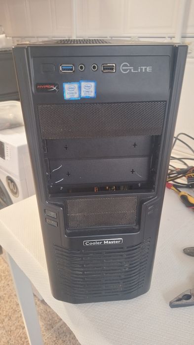 Caixa de computador com fonte e ventoinhas