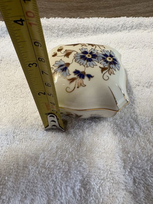 Porcelanowa szkatułka z kwiatami