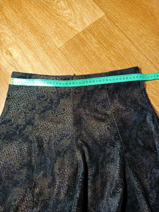 Вельветова спідниця H&M. L,M- розмір.
Нова.
Заміри : Довжина - 69 см.