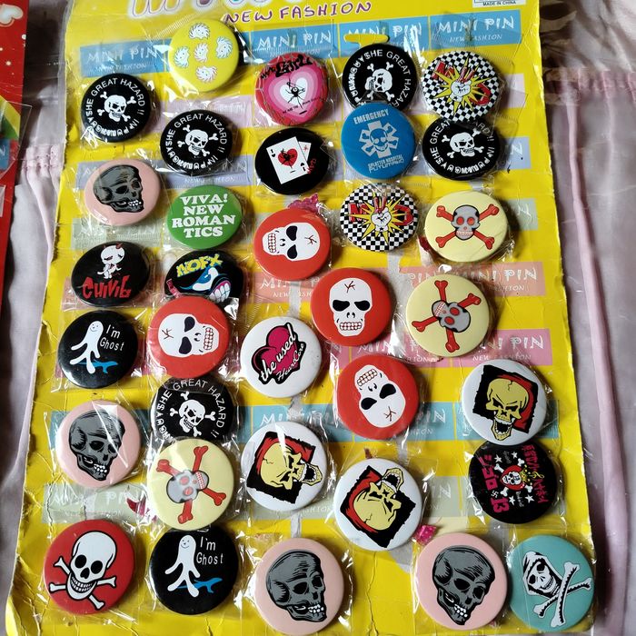 Продам значки різних тематик