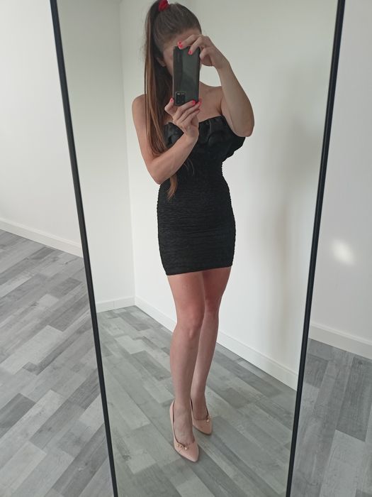 Sukienka koktajlowa z falbankami