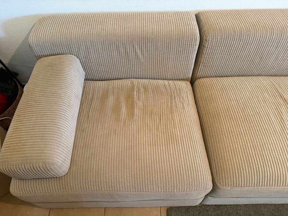 Sofa creme com armazenamento