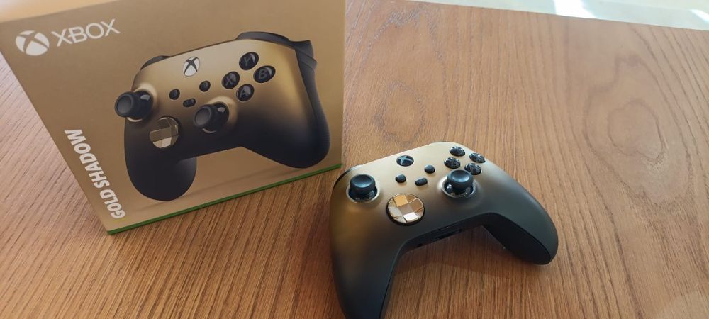 Comando Especial Xbox gold shadow na caixa