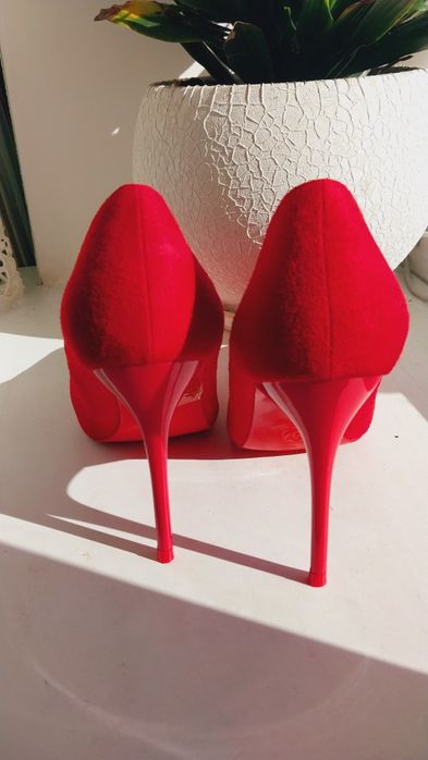 Ярко красные замшевые туфли