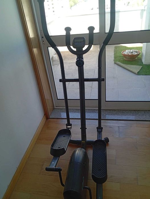 Ginasio em casa com máquina de musculação