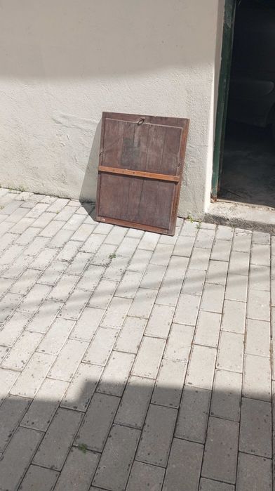 Espelho com moldura de madeira