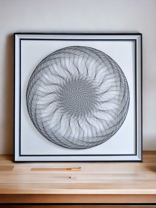 Картина-мандала у техніці String Art.