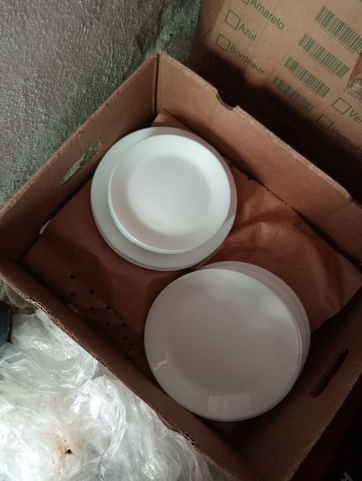 Caixa com pratos rasos grandes e pequenos