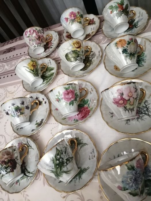 Chávena e pires, porcelana japonesa, colecção flor do mês.