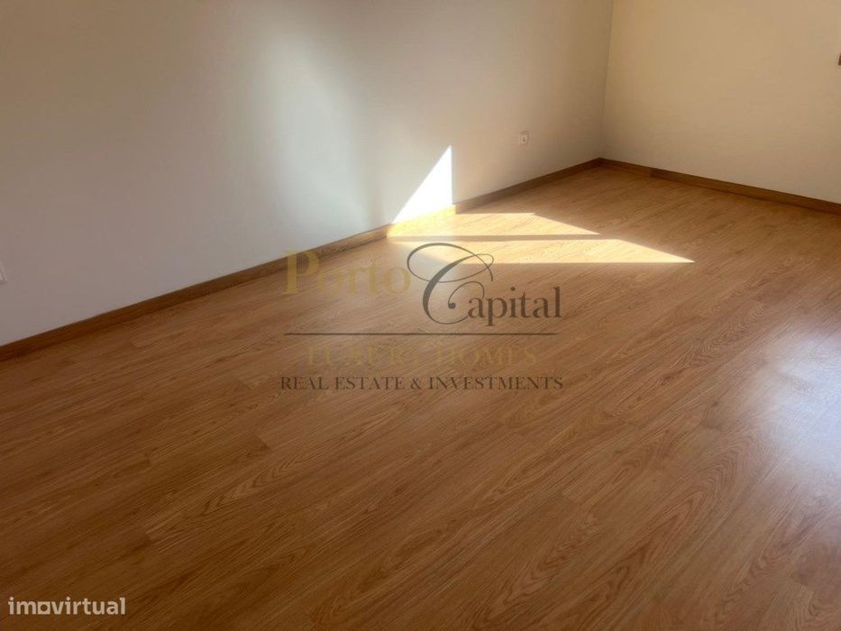 T2 Com Terraço Privativo | Luz, Conforto E Excelente Localização