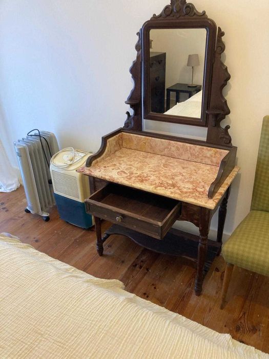 Tocador antigo + cómoda em madeira escura – Conjunto