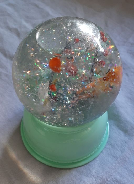 Luminária multicolor em bola de neve