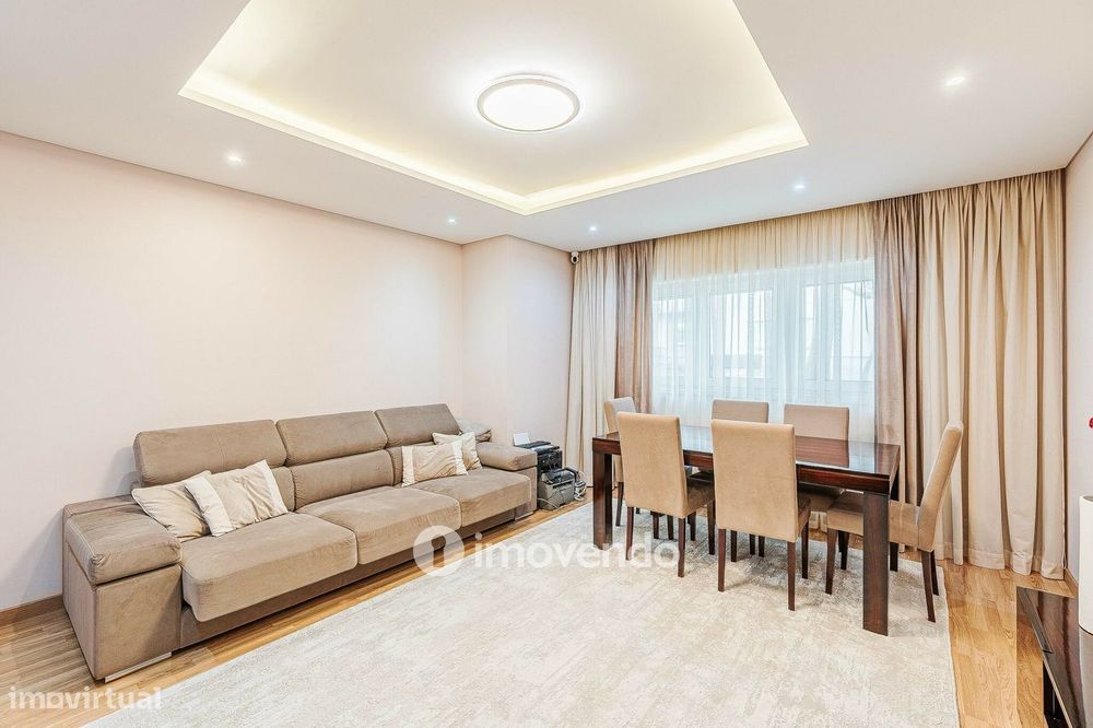 Apartamento T2 remodelado, com cozinha semi-equipada, em Cascais