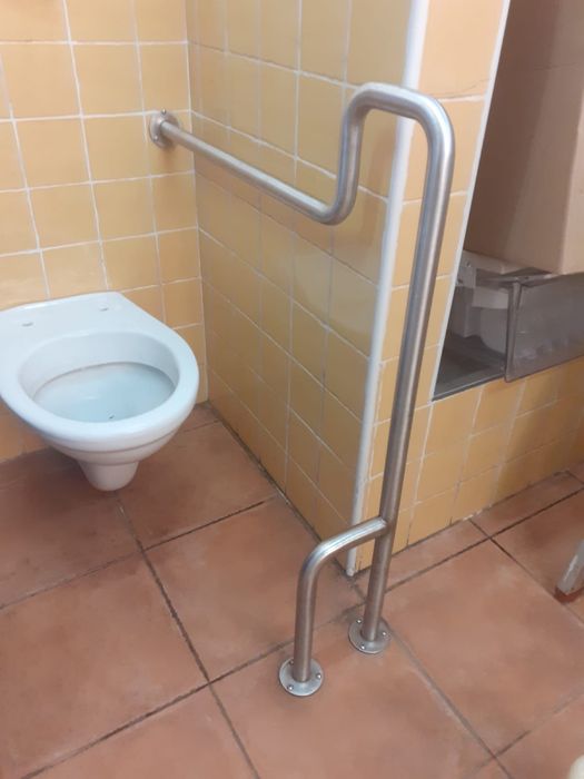 Equipamento WC Completo c/ Divisórias, Sanitas e Banca Inox