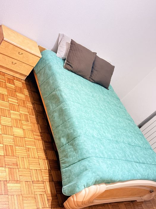 Quarto completo (cama completa, mesinha de cabeceira, comoda)