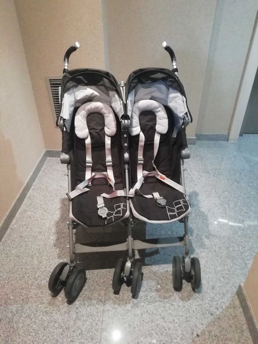 Carrinho de gémeos com acessórios