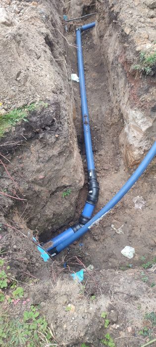 Przyłącza wodociagowe gazowe i Kanalizacyjne.
