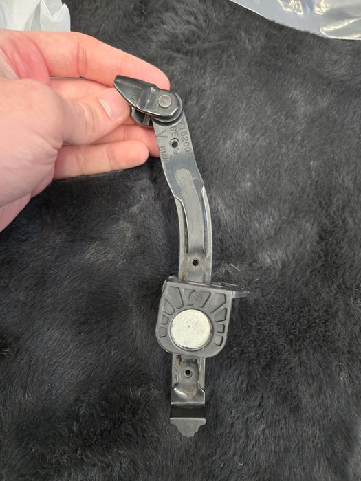 Ограничитель двери BMW f10