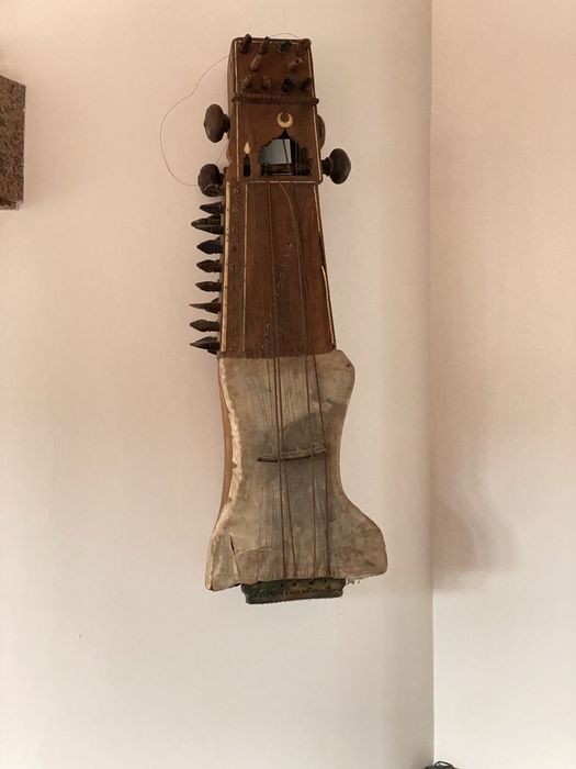 Sarangui intrumento musical Indiano muito antigo
