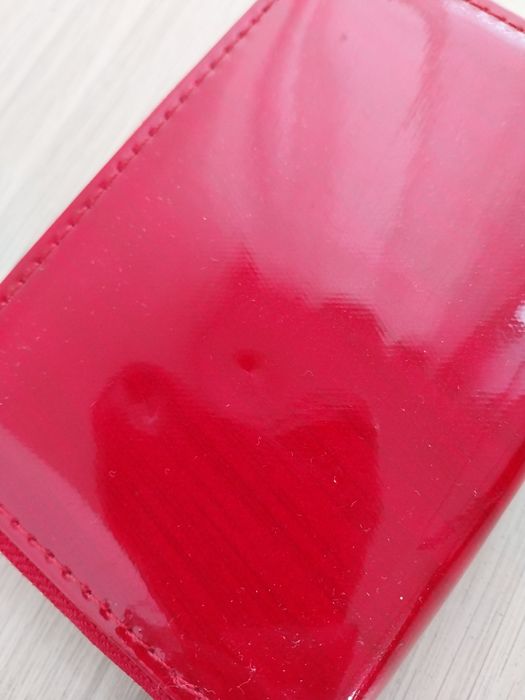 Mały czerwony portfel na zamek