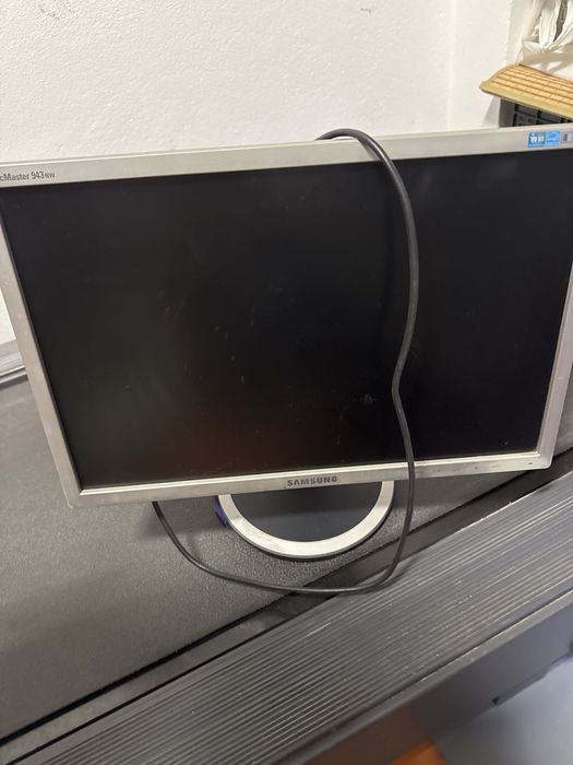 Monitor Samsung e Asus