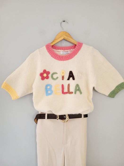 Kremowy sweter damski krótki rękaw grafika kwiaty Ciao Bella na wiosnę