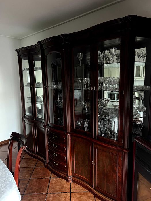 Conjunto móvel cristaleira + mesa jantar + 6 cadeiras