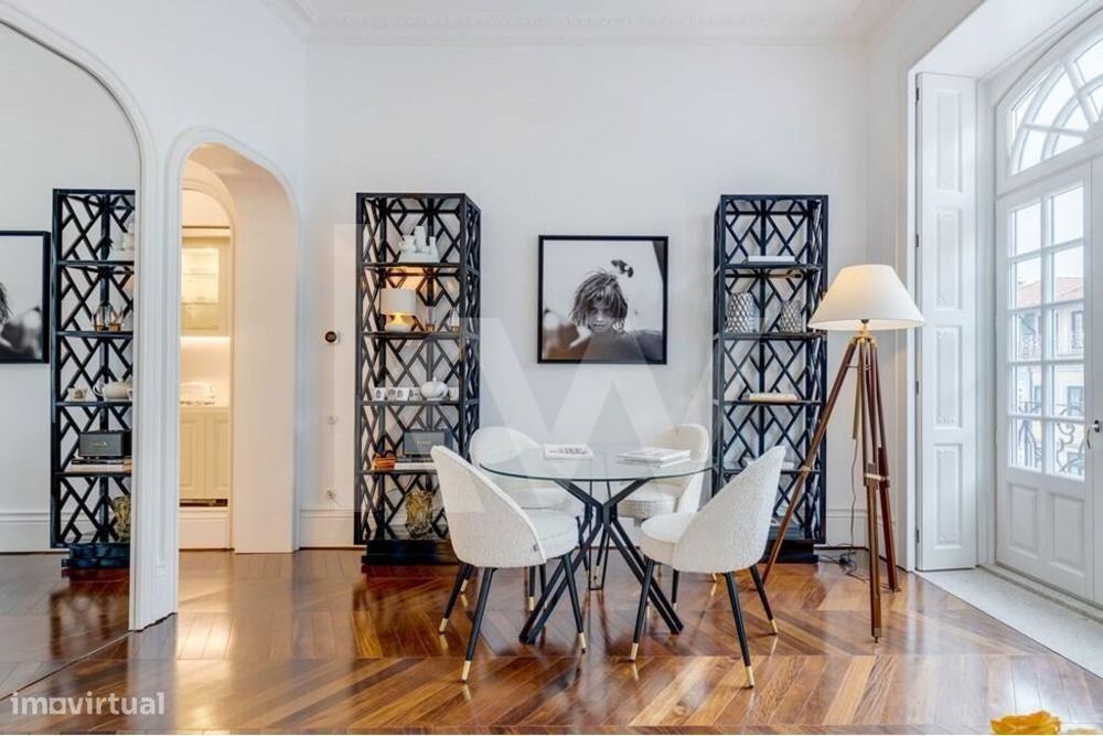 Apartamento inserido em Prédio do século XIX em localização premium e