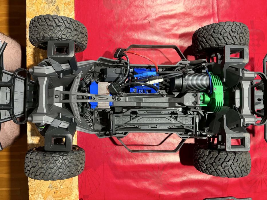 Traxxas maxx slash 6S stan jak nowy dużo dodatkow
