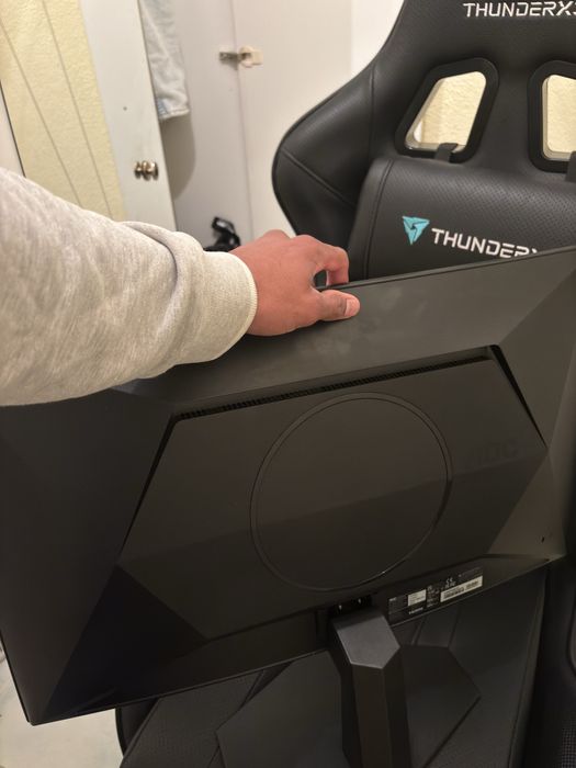 Monitor gamer junto com cadeira gamer estado praticamente novo