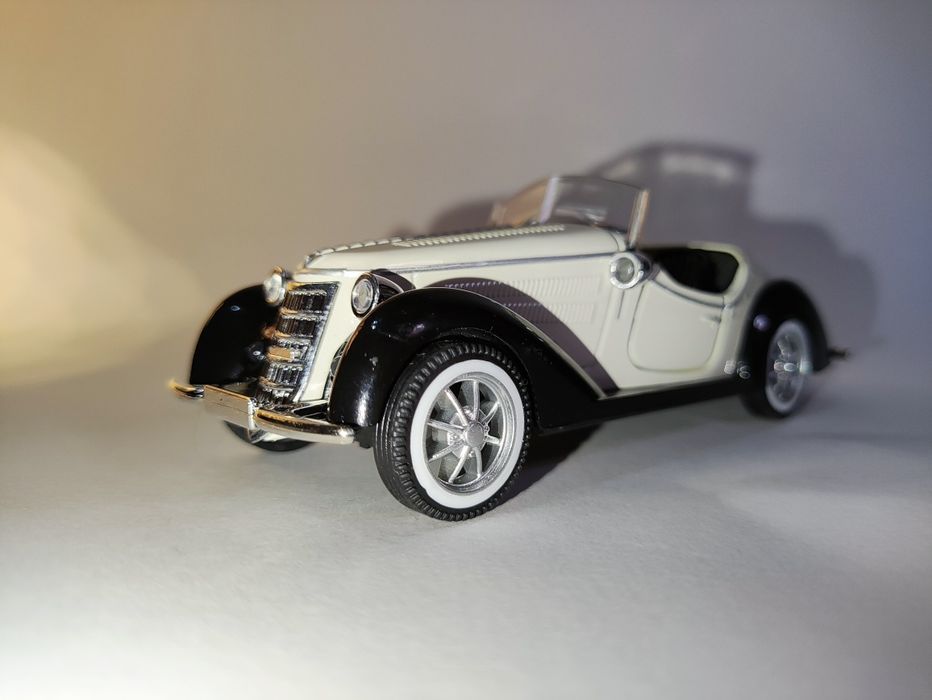 Audi Wanderer W25K Roadster — Modelo 1:32 Branco/Preto