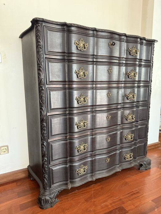 Cómoda antiga em madeira