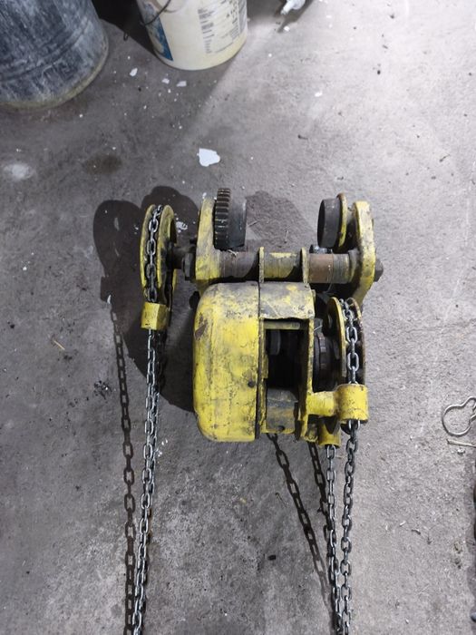 Sprzedam Wciagarkę łańcuchową z wózkiem 1600 kg.