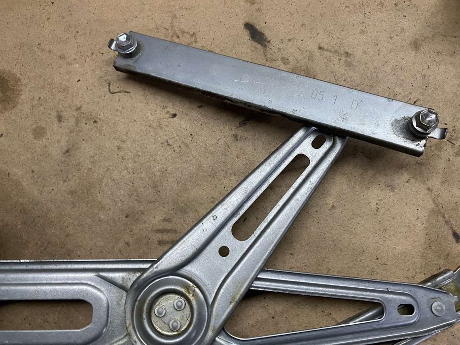 Передній правий пасажирський механізм склопідйомника Тойота Авенсіс