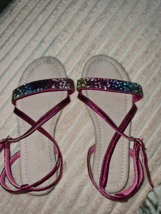 Босоніжки для дівчинки.