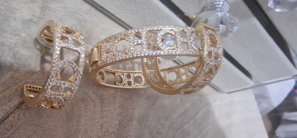 Conjunto pulseira e argolas CH