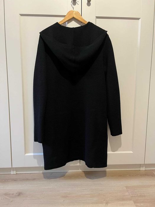 Czarny sweter z kapturem