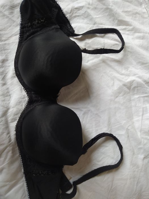 Biustonosz czarny z fiszbinami, bez pushupu, regulowane ramiączka