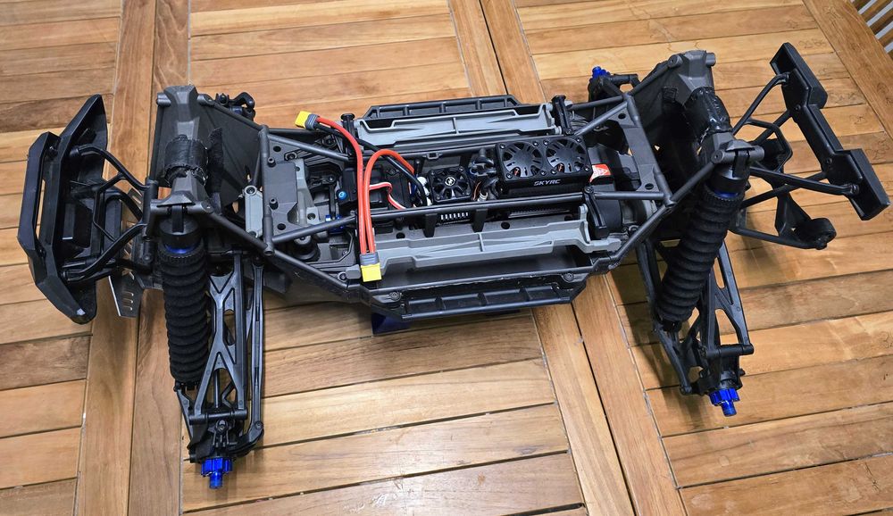 Traxxas X-MAXX 8S- Hobbywing e extras- Como novo