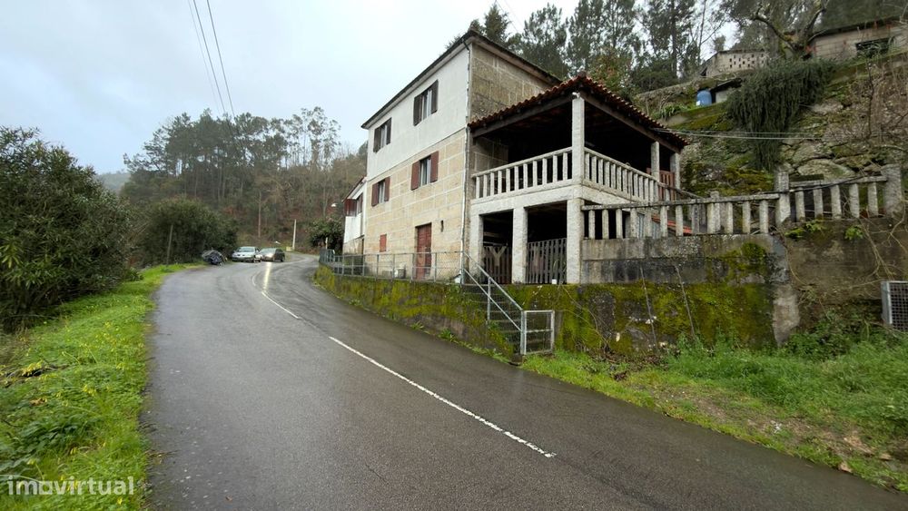 Moradia de três pisos com terraço virado para Aregos e rio Douro, em A