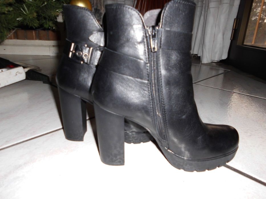 Botas Pretas de Pele